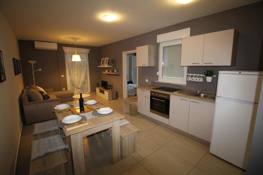 Apartments "Sun-Mauro" - Suitable For Groups Of People Novaglia Esterno foto